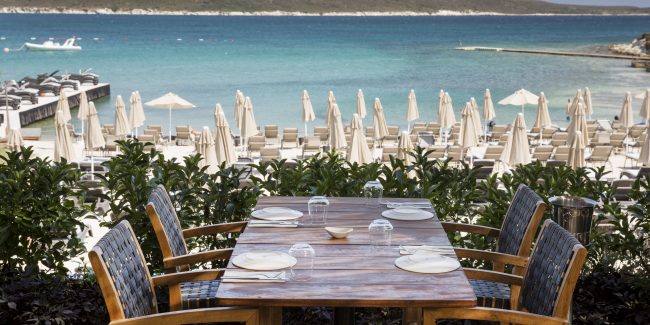 Alaçatı_da_deniz_ve_eğlencenin_gece_gündüz_adresi_Spiaggia_Grande_izmir_çeşme_travel_gezi_beach_sahil