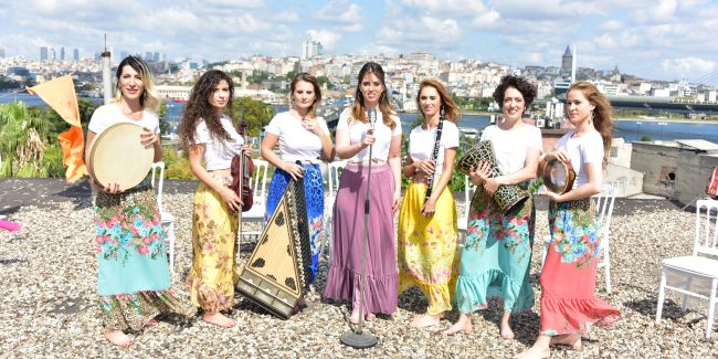 İstanbul manzarası eşliğinde klip İstanbul Girls Orchestra