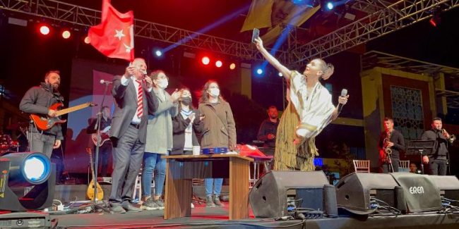 Fırtınaya rağmen binlerce kişi izledi...