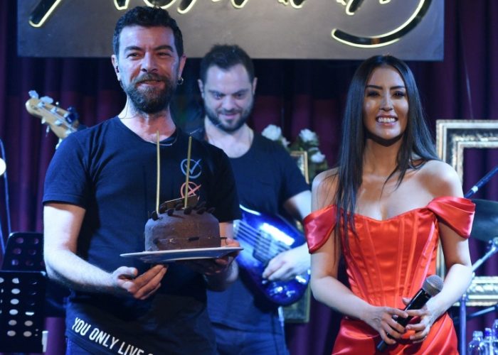 Yeni yaşını sahnede kutladı