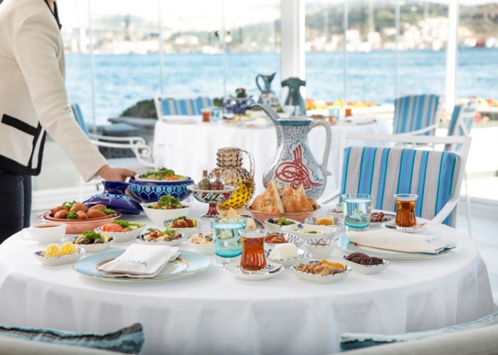 Boğaza karşı iftar Four Seasons Hotel Bosphorus’da