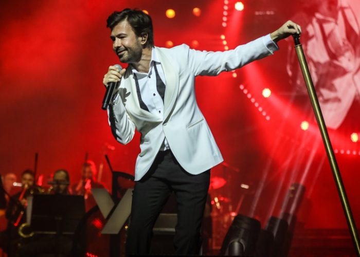 Sahnede doğum günü kutladı