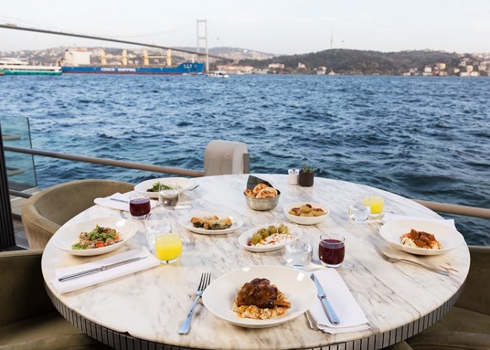 Boğaza karşı iftar sofrası Lokanta Feriye’de