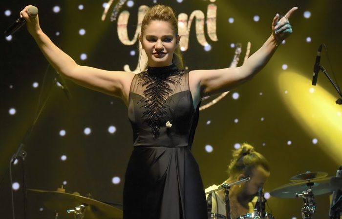 Yeni şarkılarını seslendirdi