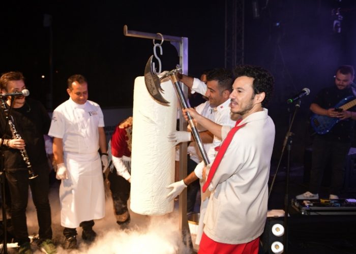 Sahnede dondurma kesti