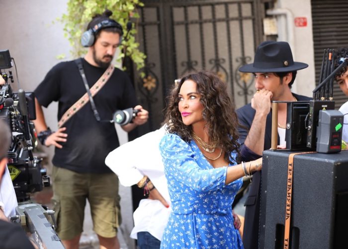 Hülya Avşar yönetmen koltuğunda