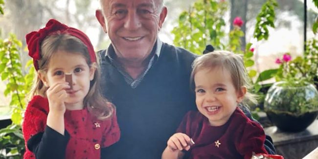 Torunların doğum günü kutladı  