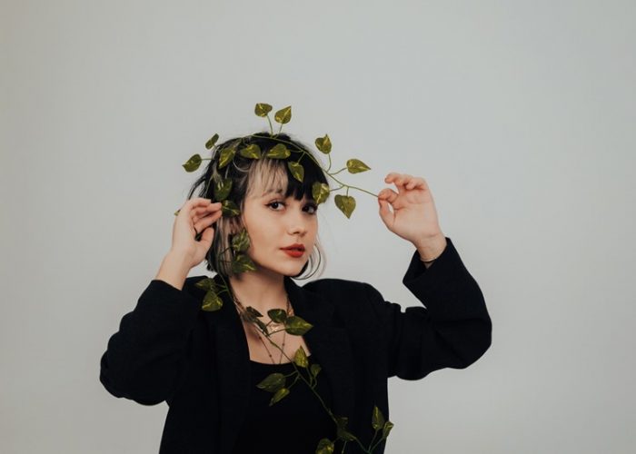 Ayça Özefe yürekleri ısıtan şarkı “yine de sen”