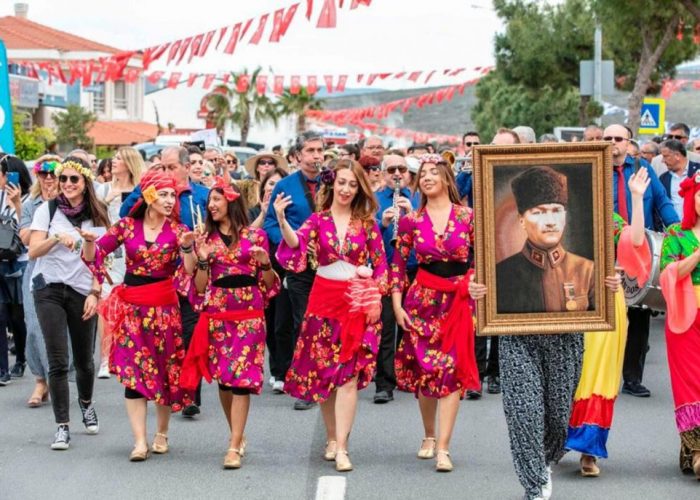 Lezzet ve eğlence severler Alaçatı Ot Festivali’nde buluştu