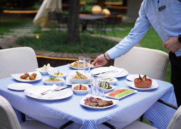 Sheraton Istanbul Levent'in bahçesinde meze keyfi