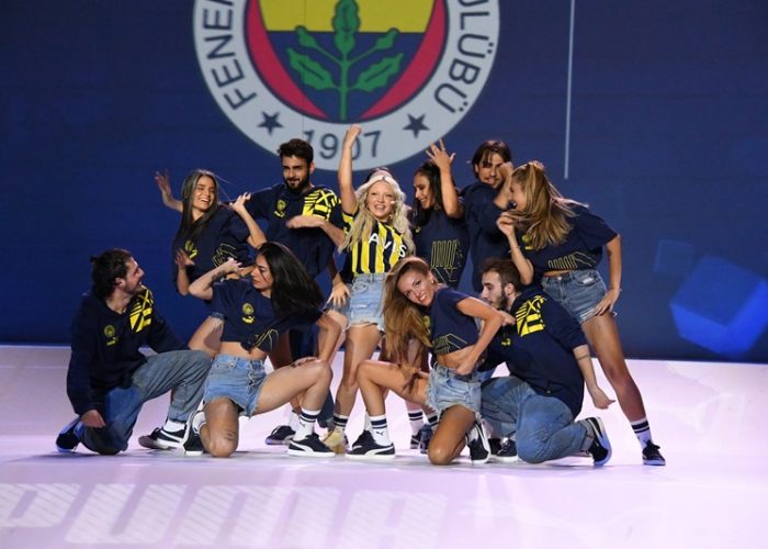 Fenerbahçe’nin yeni forması görkemli bir davet ile tanıtıldı
