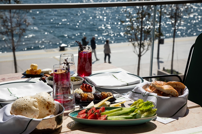 Yarımada manzarası eşliğinde iftar sofrası