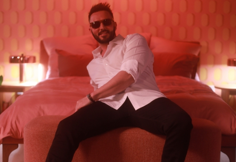 Gökhan Özen “Sağım Solum Aşk” ile tekrar merhaba dedi