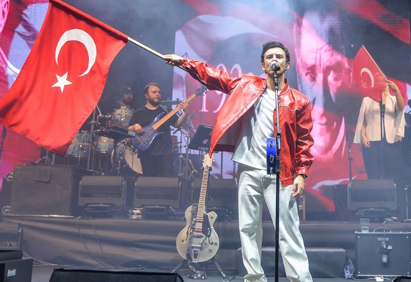 Yer gök kırmızı beyaz oldu