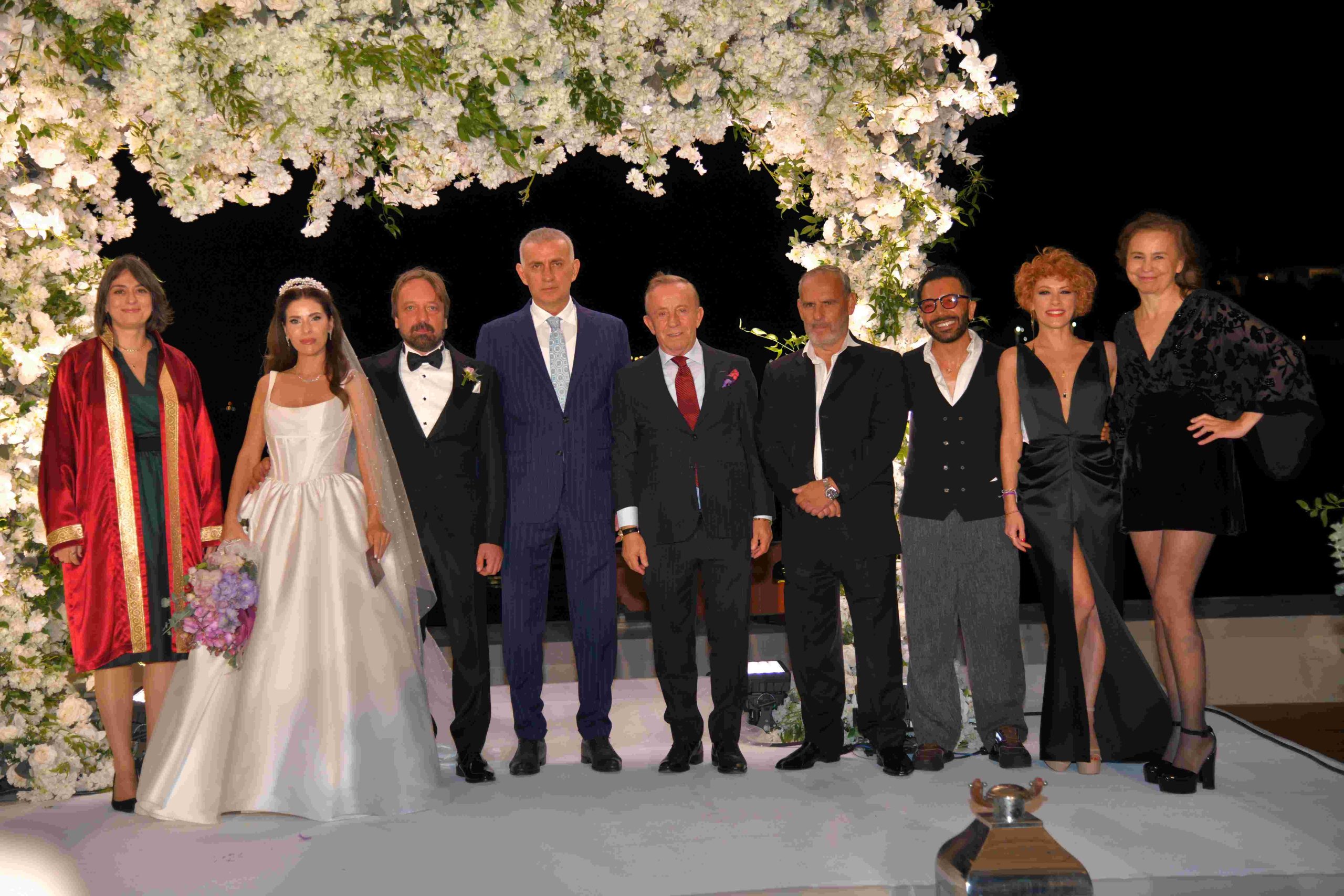 Ağaoğlu, oyuncu Yeşim Dalgıçer ile evlendi